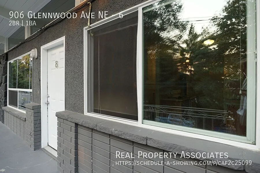 Top Floor Two Bedroom Apartment in Renton Near Boeing — Photo 3