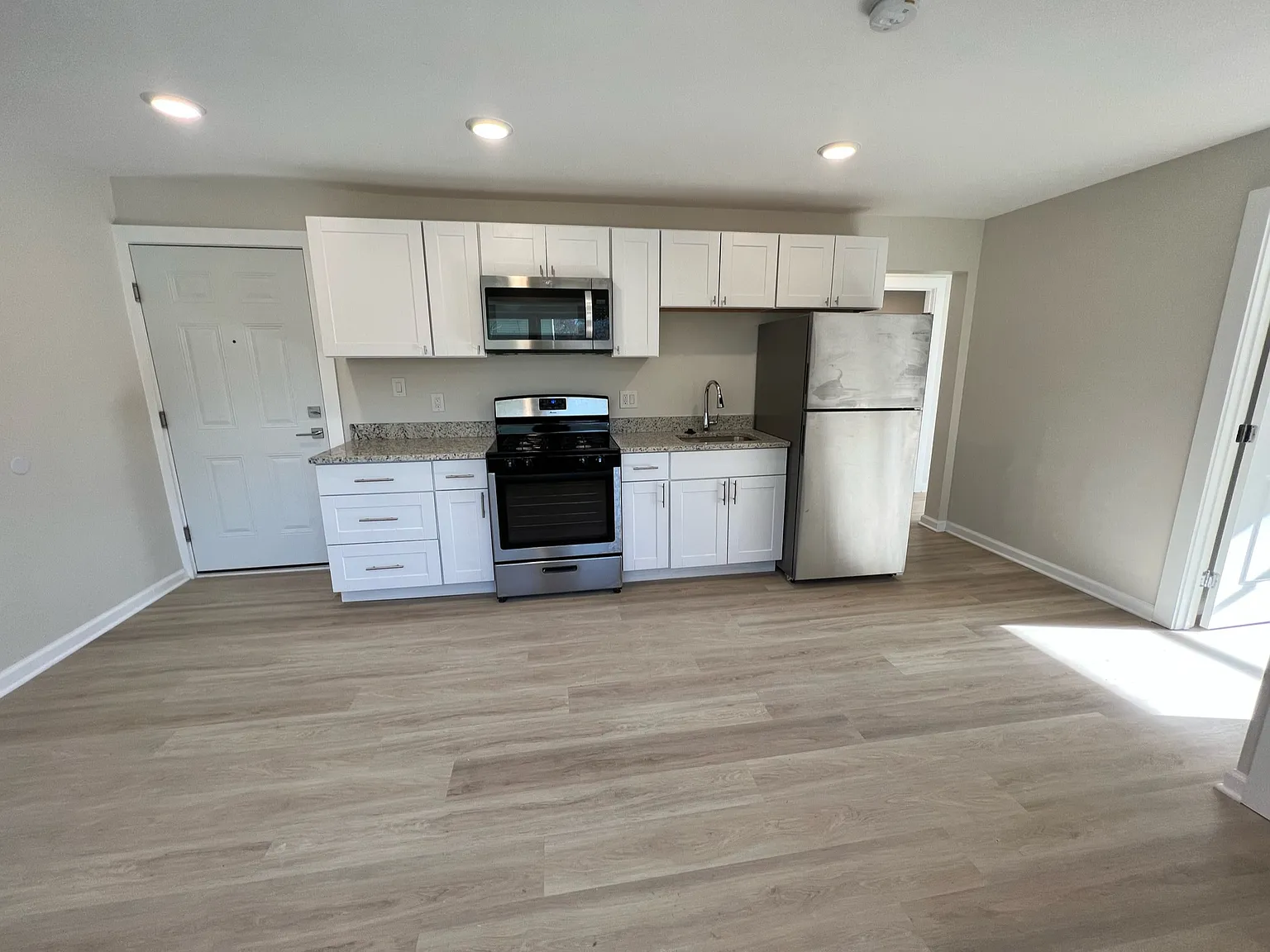 3 bed, 680 sqft, $1,895 — Photo 3