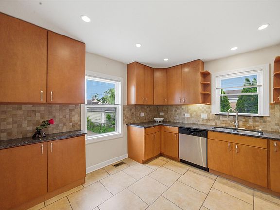 5th image of 2537 Oak St