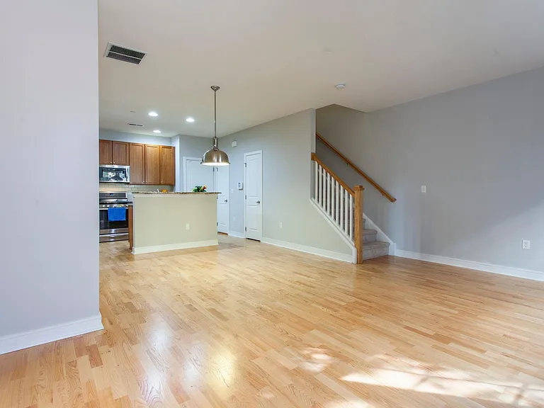 110 Brinley Ct — Photo 6