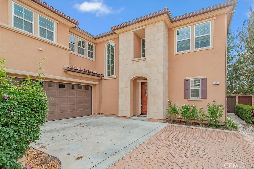 4 bed, 2412 sqft, $5,400 — Photo 2