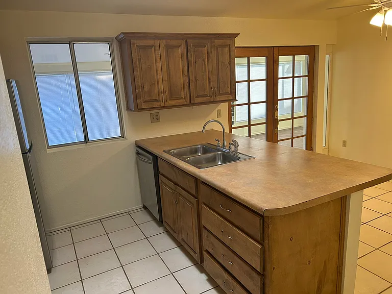 E 2nd Pl — Photo 38
