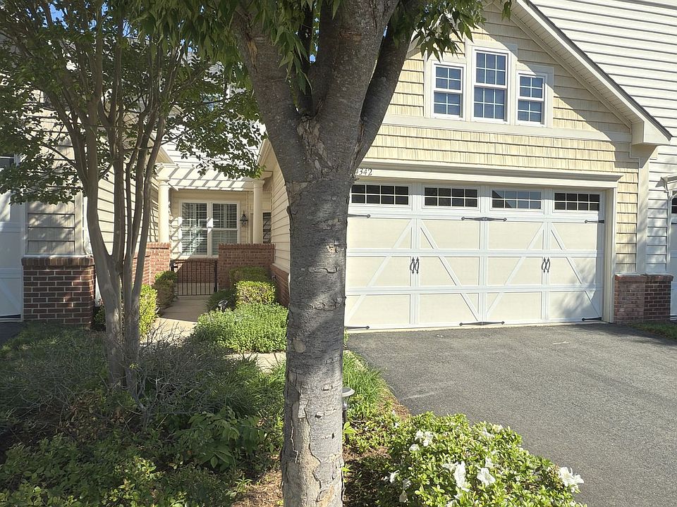1st image of 44342 Oakmont Manor Sq