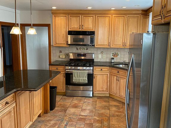 3rd image of 165 Catskill Ave Floor 1
