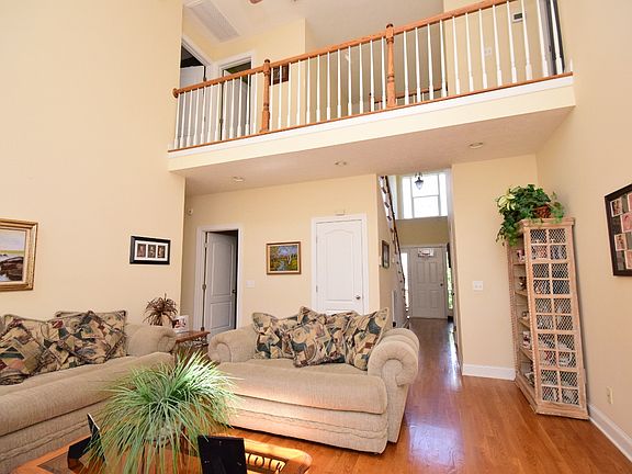 4th image of 3904 Henricks Hill Dr