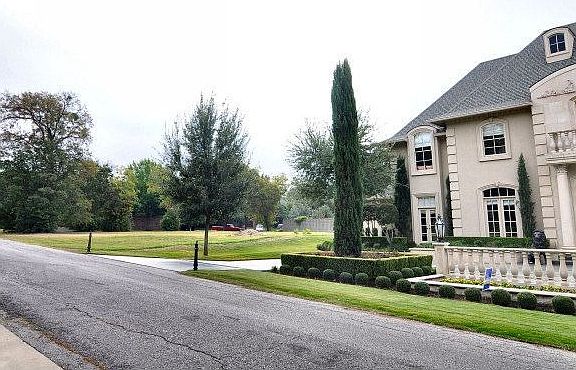 3rd image of 5822 Lakehurst Ave