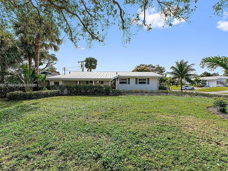 324 Tequesta Dr — Photo 2