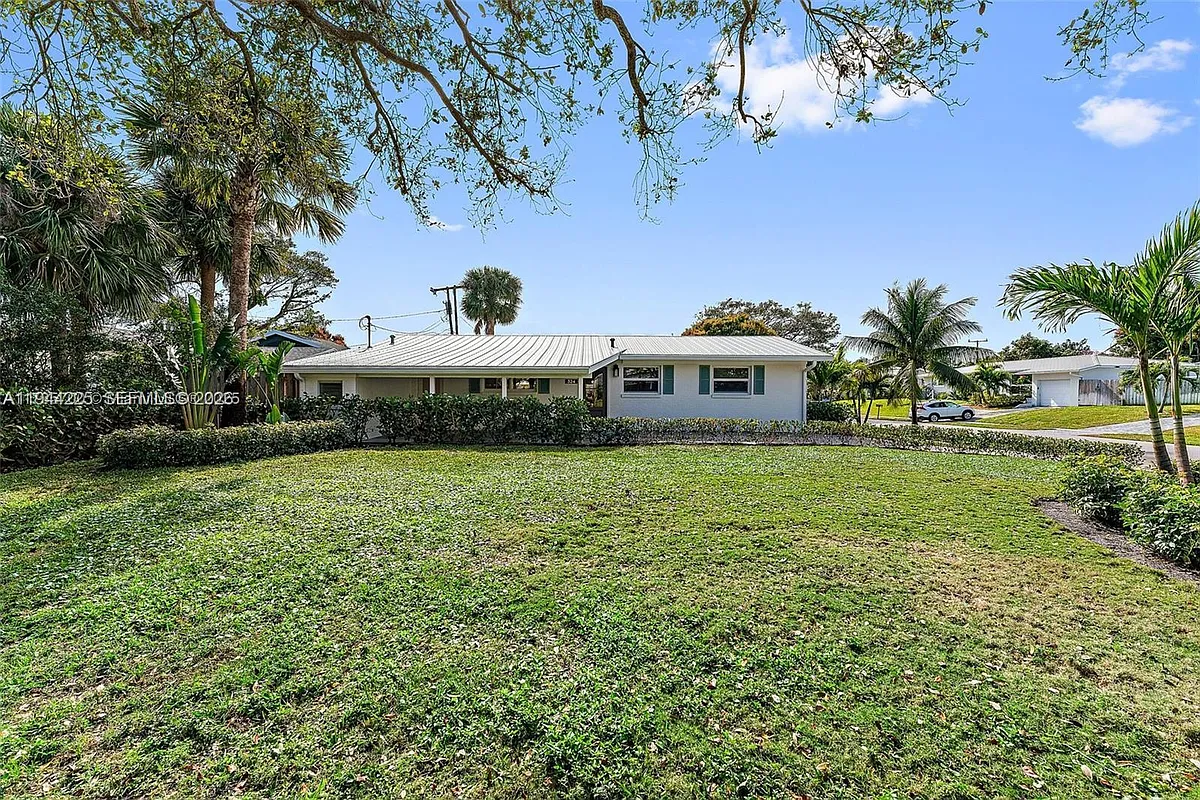 Building Photo - 324 Tequesta Dr
