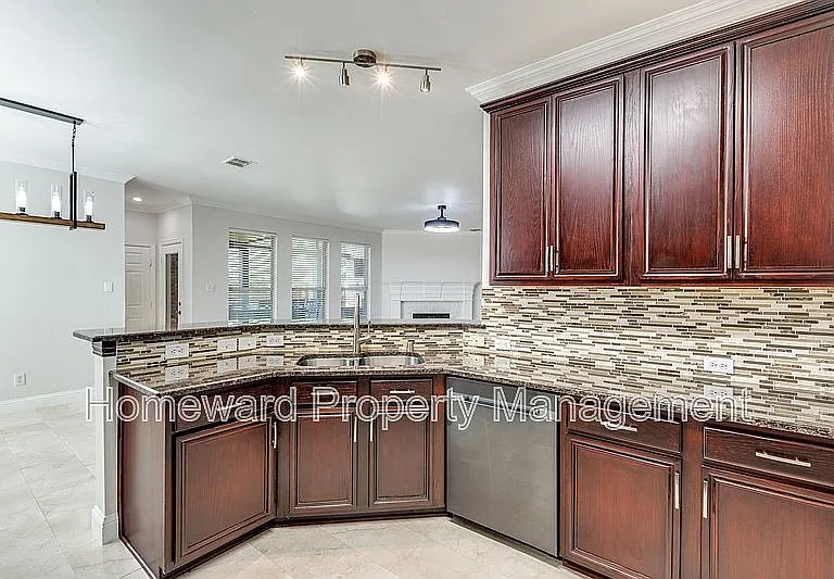 7526 Greenvalley Ln — Photo 8