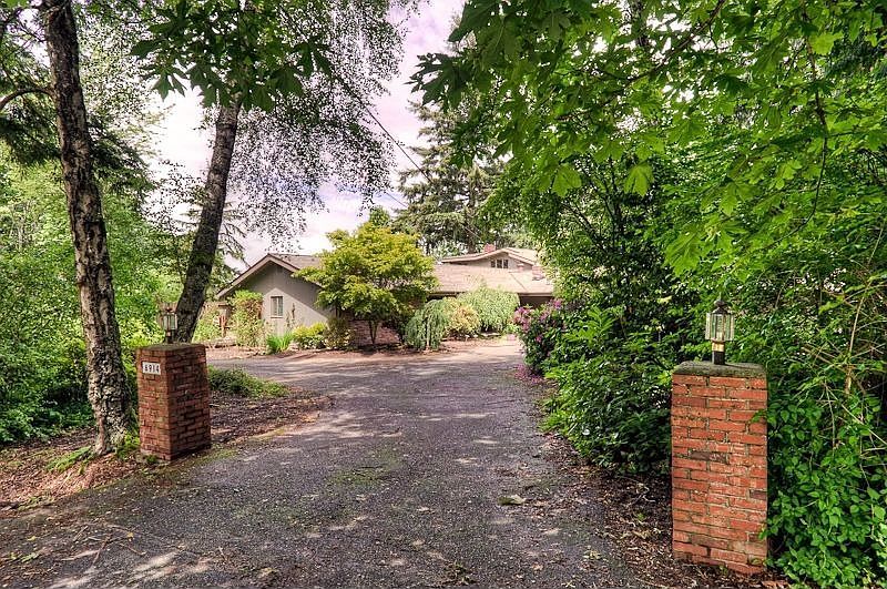 Private estate setting on 2.25 acres