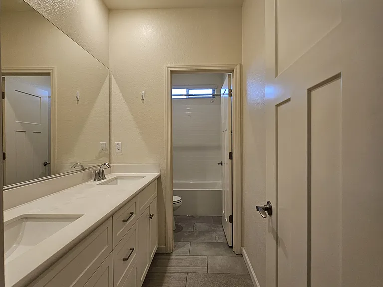 8013 Avanti Dr — Photo 32