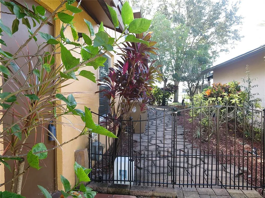 3 bed, 2.0 bath, 1410 sqft, $2,280 — Photo 2