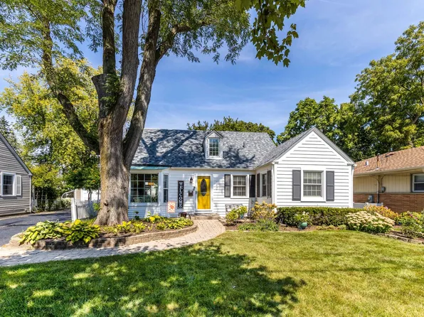 140 Coolidge Ave, Libertyville, IL 60048