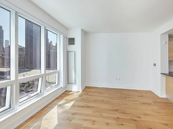 350 W 42nd St APT 16J, New York, NY 10036