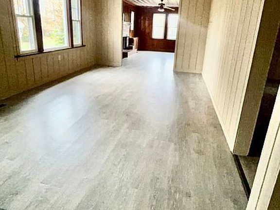 3rd image of 1009 Broadway St