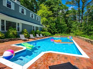 10 Spruce Ln, Cumberland Foreside, ME 04110