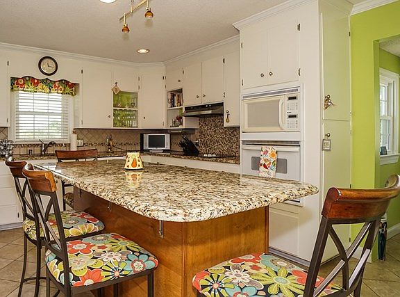 3rd image of 208 Beechwood Dr