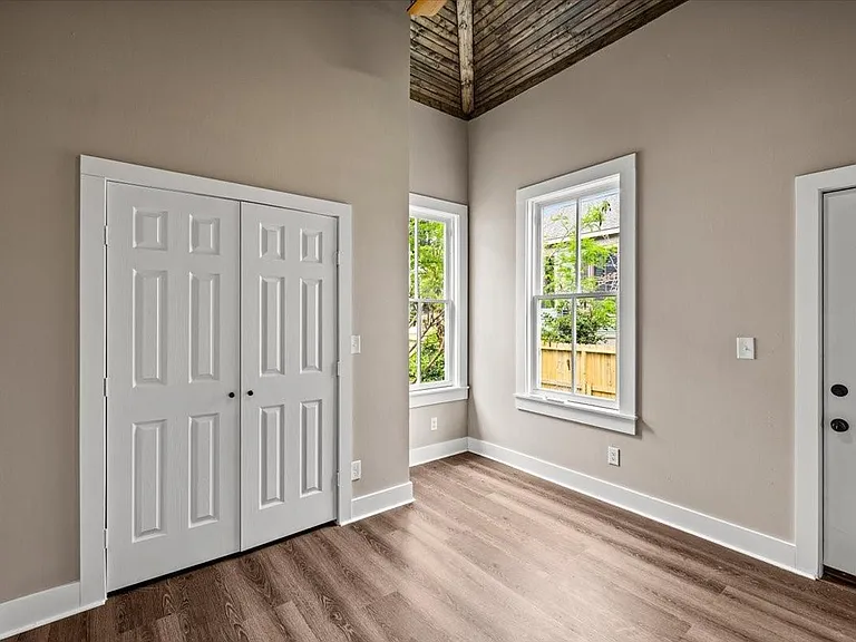 1724 Winnie St — Photo 10