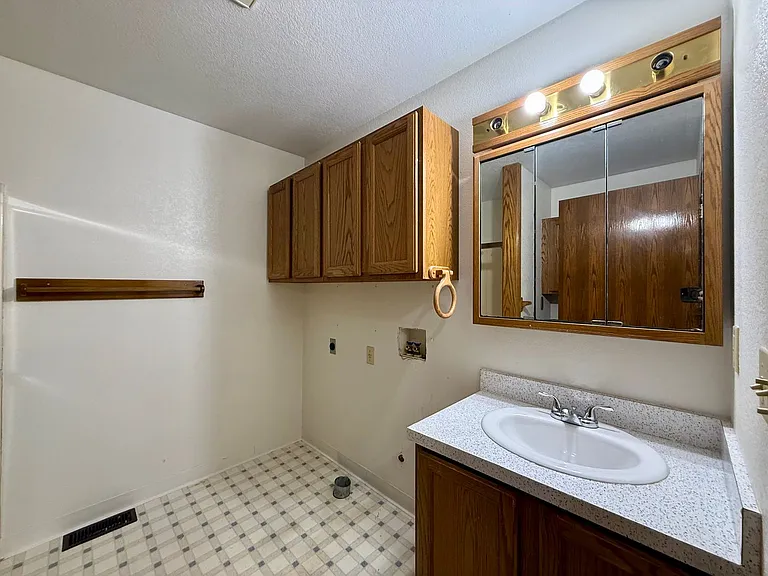 348 S Derby Ave — Photo 18