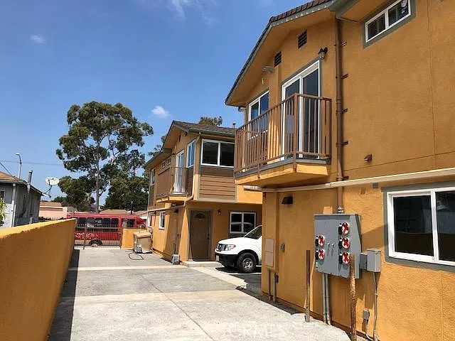 3 bed, 2.5 bath, 10960 sqft, $3,400 — Photo 4
