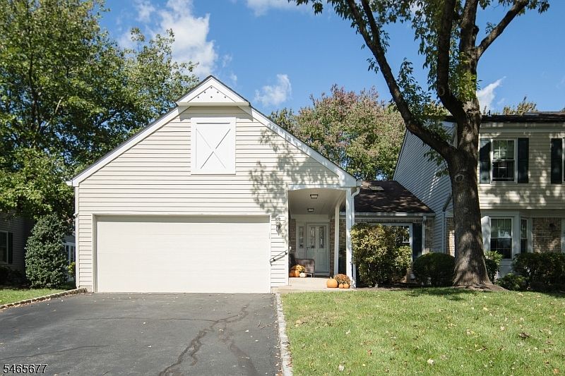 1st image of 7 Dexter Dr N