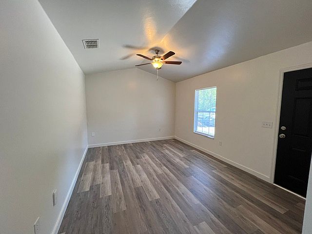 Living Room / Front Entry