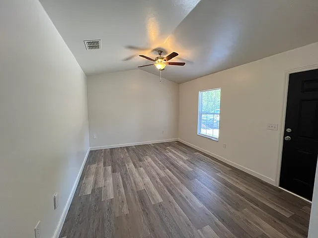 Living Room / Front Entry