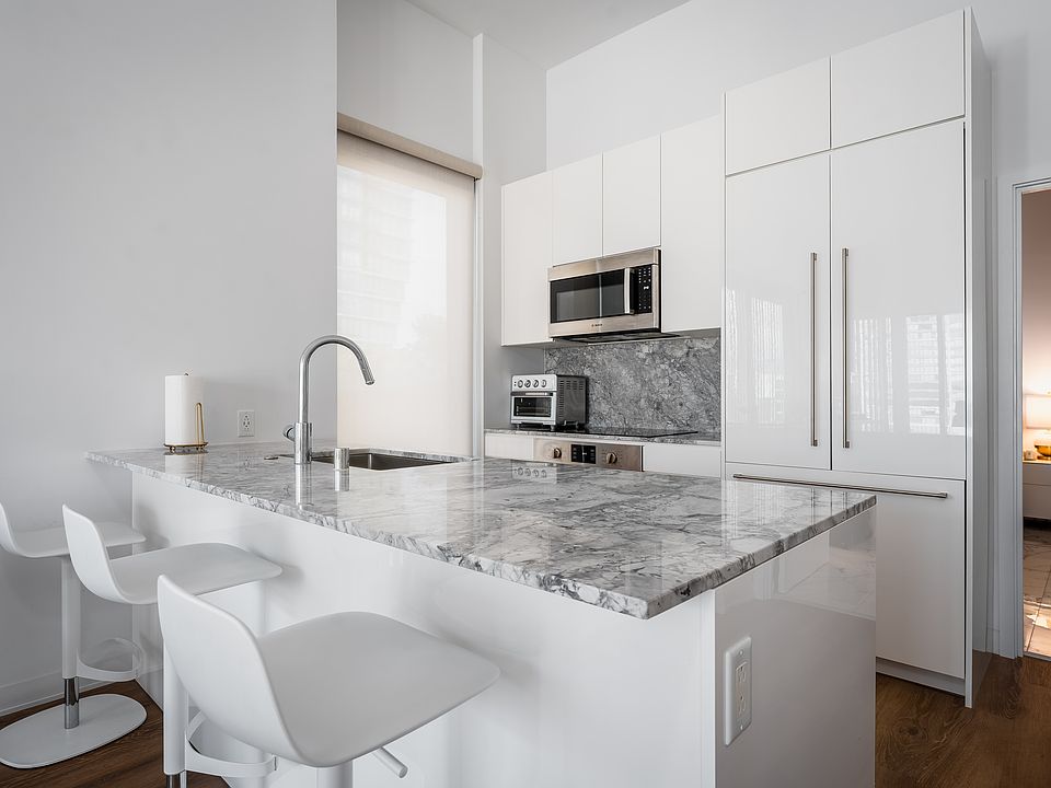 1st image of 987 Queen St #814