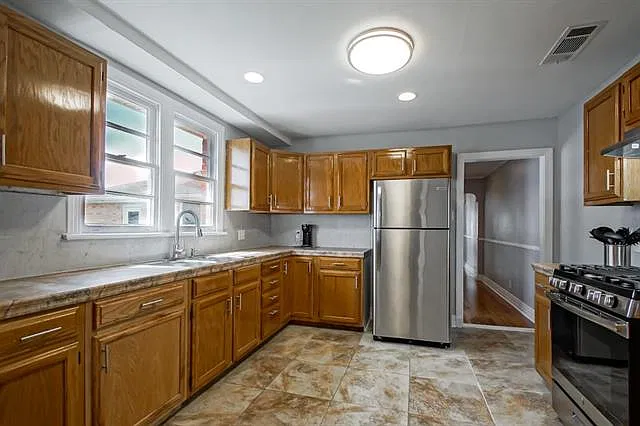 4 bed, 2.0 bath, 1800 sqft, $1,775 — Photo 4