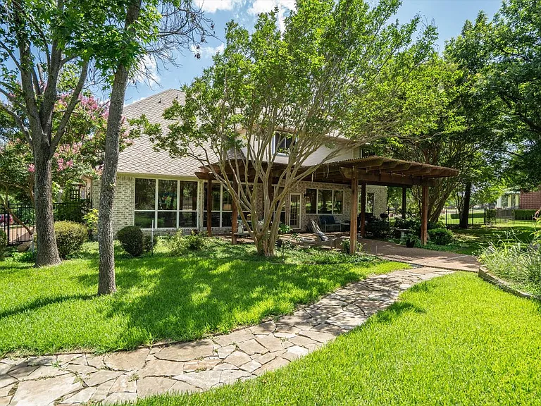 3933 Bordeaux Cir — Photo 30