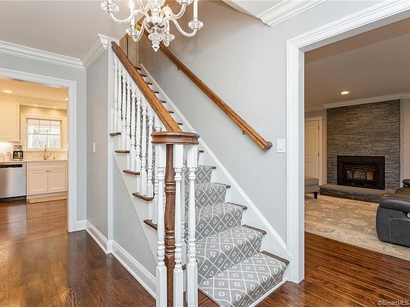 3rd image of 67 White Oak Ln