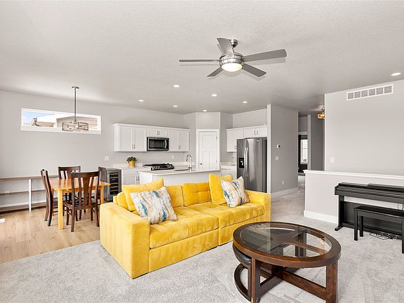 5th image of 710 SE 69th St