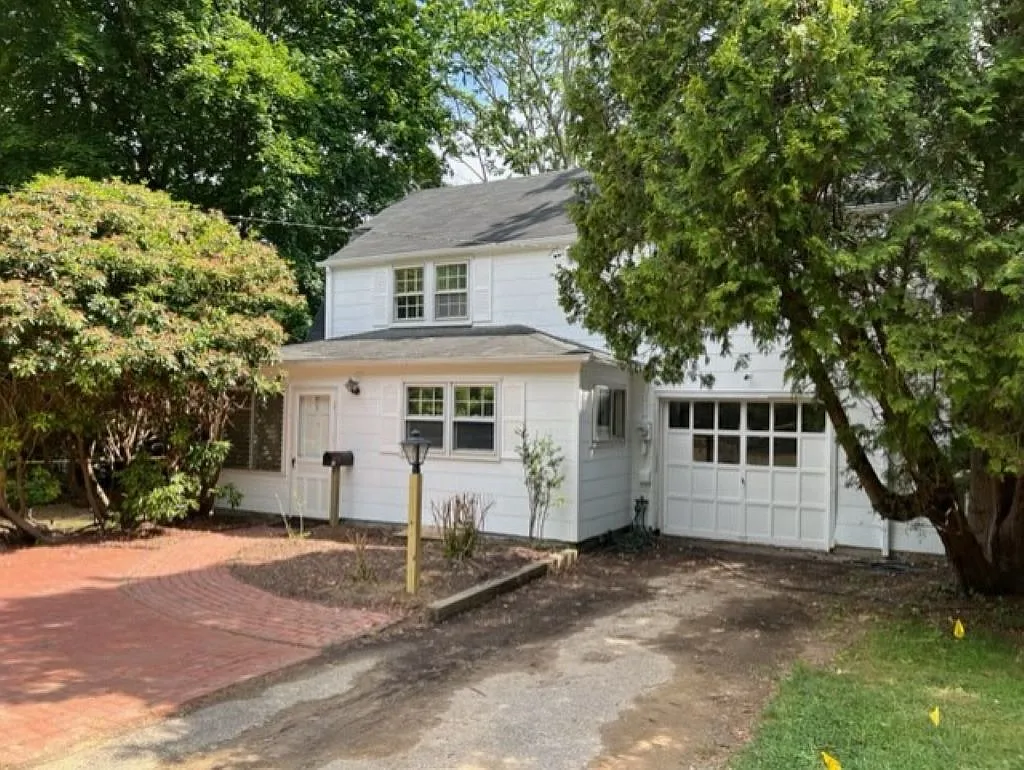 Walk to Village/Ocean from Charming, Talmage Lane Traditional — Photo 2