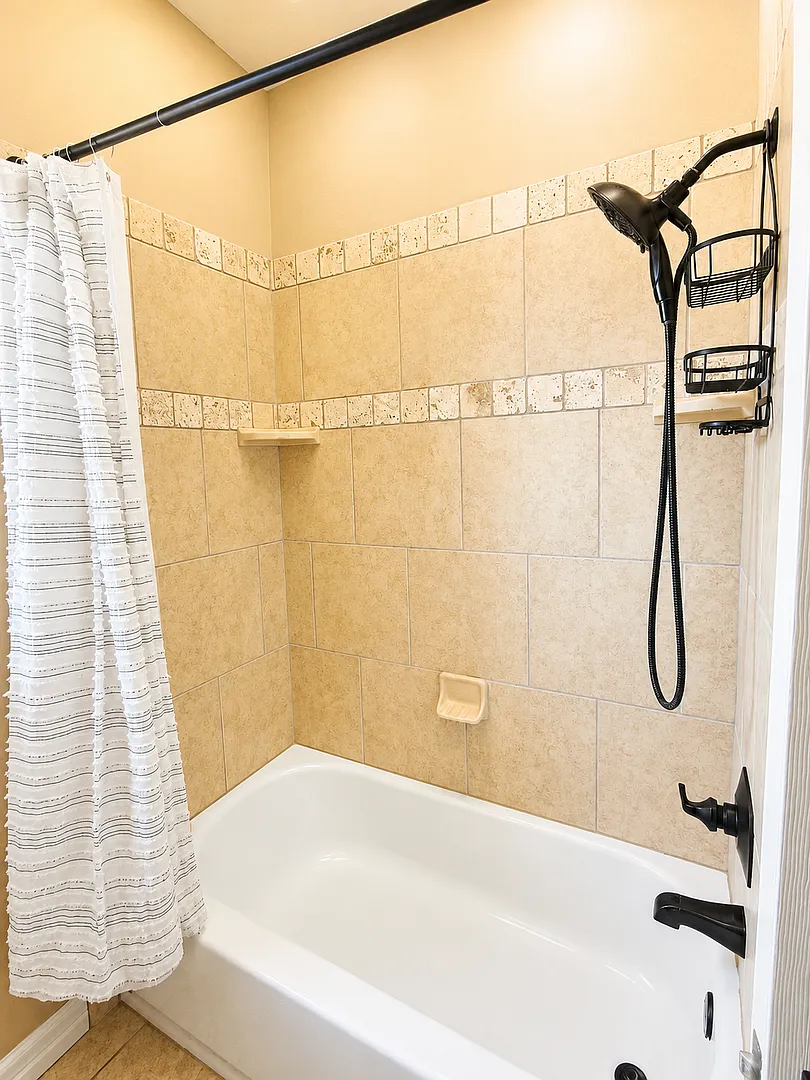 Beautifully Maintained 3 Bed 2 Bath Home Available Now! — Photo 4