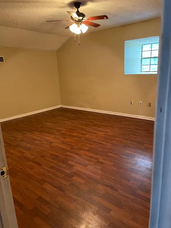 7 bed, 3275 sqft, $2,300 — Photo 3
