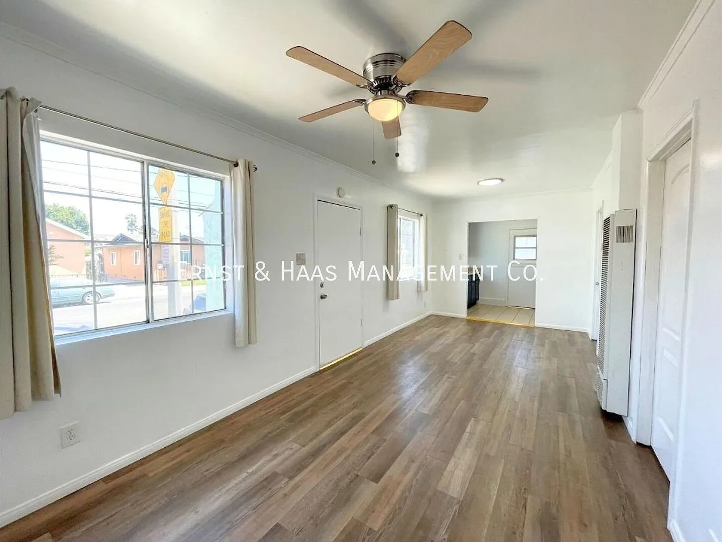 Charming 2-Bedroom Duplex Unit with Parking! — Photo 2