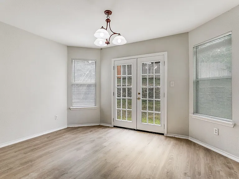 3410 Sherwin Dr — Photo 8