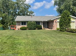 1910 Harwood Dr, Oxford, MI 48371