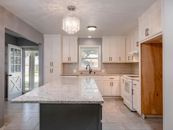 4th image of 2038 S Hillcrest Ave