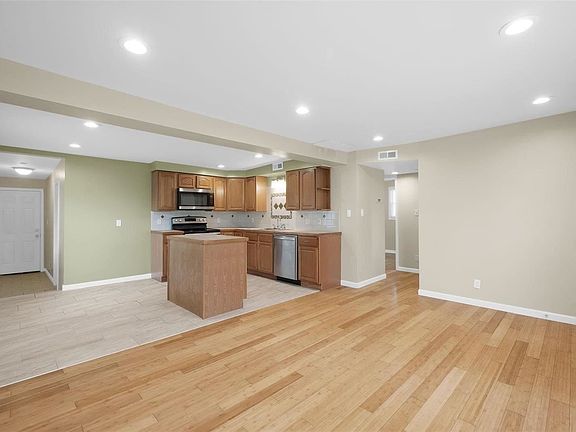 5th image of 26 Redwood Dr
