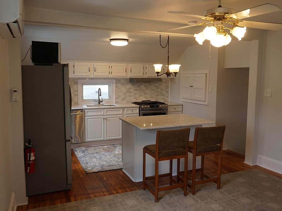 Looking toward kitchen