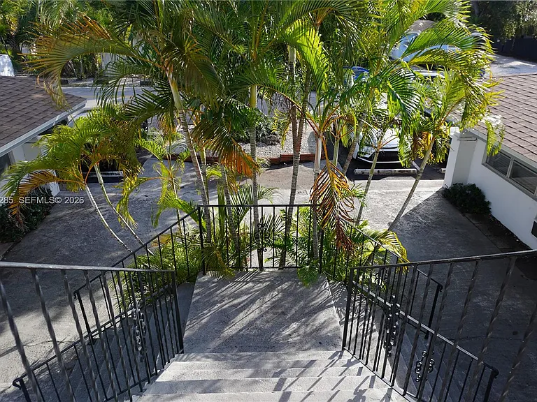 749 SE 15th St #10 — Photo 11