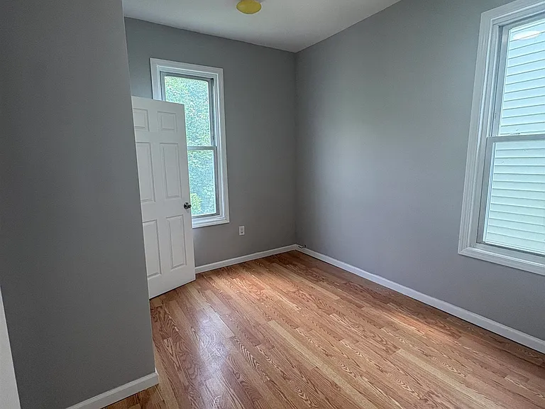 104 Bayview Ave — Photo 4