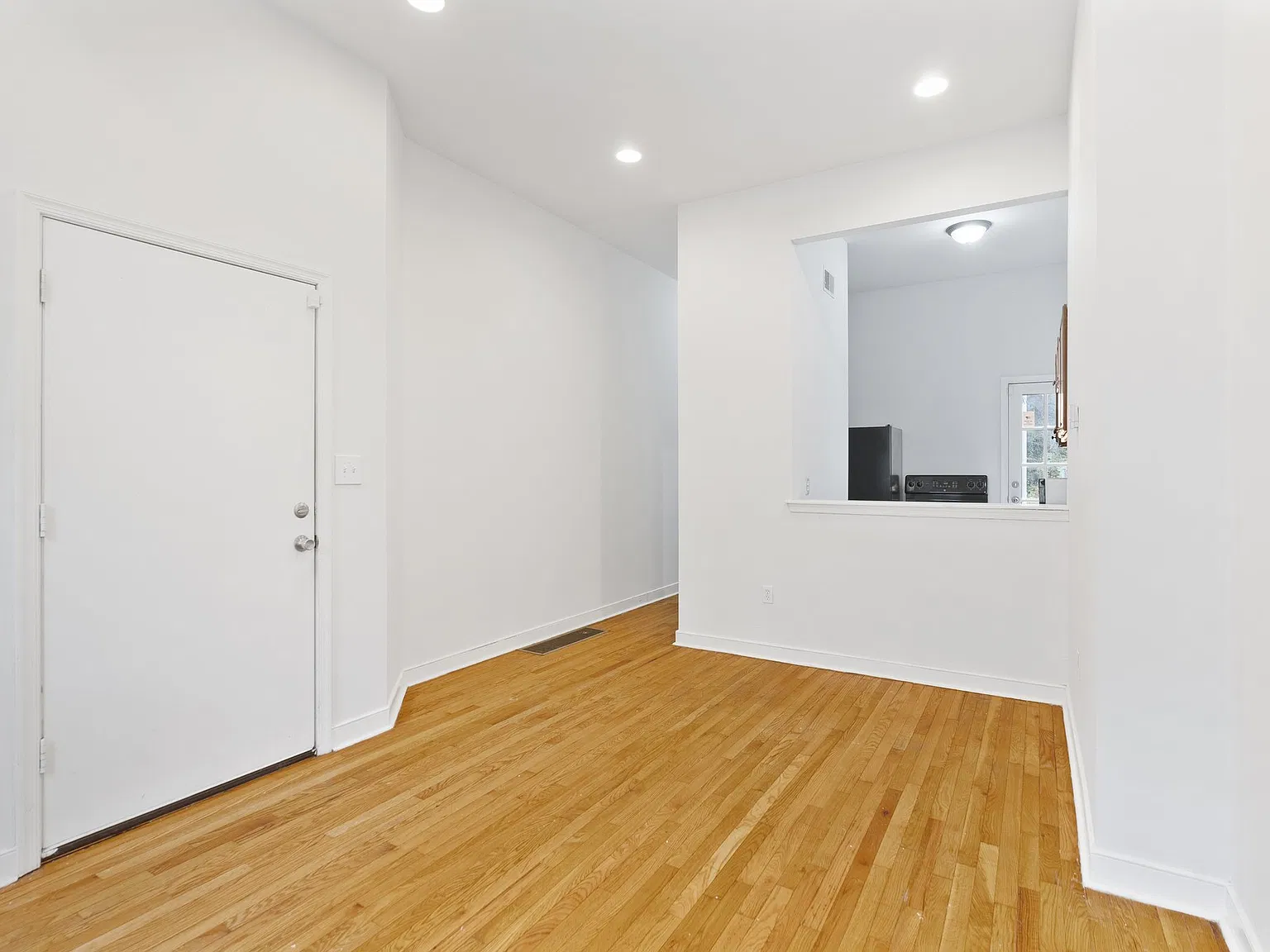 2 bed, 900 sqft, $1,800 — Photo 3