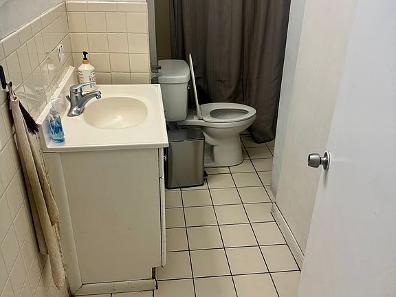 5th image of 817 W 30th St #251