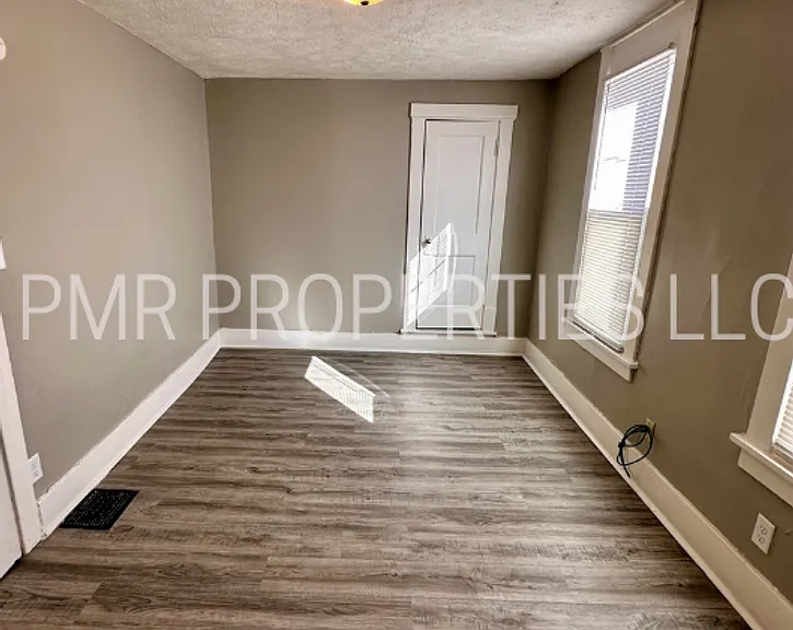 828 Avenue B — Photo 6