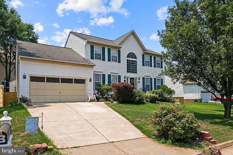 1st image of 116 English Chase Ln