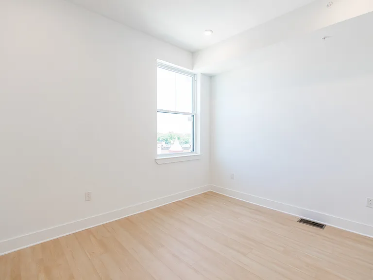 4408 Lancaster Ave — Photo 9