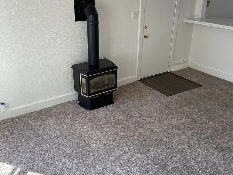 1 BR, 1 Bath, 690 sq. ft. Victorian Unit - Close to Ferry Terminal — Photo 3