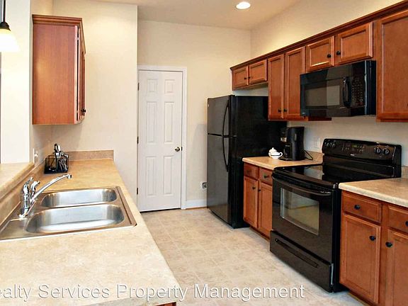 4th image of 205 Capital St Unit 208